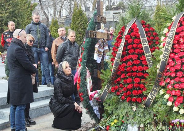 Максакова відзначила день народження чоловіка на кладовищі. Вагітна оперна діва Марія Максакова вирішив відзначити день народження покійного чоловіка Дениса Вороненкова на цвинтар і опублікувала відповідне фото, на якому зображена біля могили чоловіка.