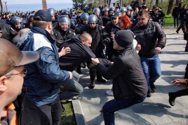 В Одесі сталося побоїще між патріотами і сепаратистами: Десятки затриманих, "Правий сектор" оголосив мобілізацію. 10 квітня в парку Шевченка біля трьох десятків «любителів Росії» зібралися для того, щоб покласти квіти до пам*ятника Невідомому матросу.