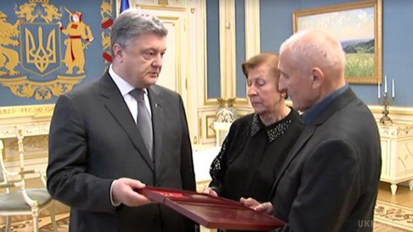 Порошенко вручив нагороду батькам загиблого на Донбасі оперного співака (відео). Про це Порошенко написав на своїй сторінці у Facebook.