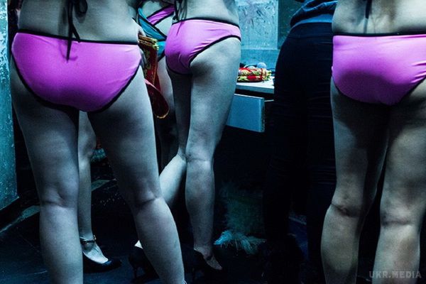 Шокуючі кадри про те, що діється за лаштунками нічних клубів Китаю (Фото). Дівчата займаються консумацією: вони спонукають відвідувачів, сидячи за їх столиками, купувати їжу, напої та інше, тим самим підвищуючи дохід закладу. 