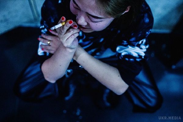 Шокуючі кадри про те, що діється за лаштунками нічних клубів Китаю (Фото). Дівчата займаються консумацією: вони спонукають відвідувачів, сидячи за їх столиками, купувати їжу, напої та інше, тим самим підвищуючи дохід закладу. 