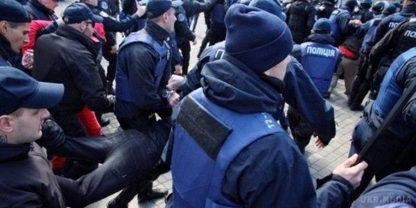 За підсумками заходів до Дня визволення Одеси розпочато 2 кримінальні провадження. Співробітники поліції затримали 16 учасників конфлікту на Алеї Слави в Одесі.