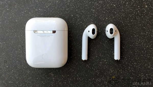 Чохол для навушників Apple EarPods одного разу може стати бездротовим зарядним пристроєм для iPhone. Компанія Apple на минулому тижні отримала кілька сотень патентів, включаючи патент на розробку в області бездротових зарядних пристроїв. 