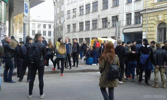Мітингувальники замурували людей у відділенні "Сбербанку" в Харкові. Людям вдалося вийти лише під вечір