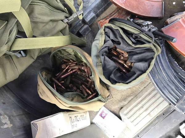 У Харківській області затримано автомобіль з великим арсеналом зброї. Силовики з'ясовують, з якою метою люди у військовій формі прямували в тил України.