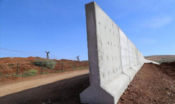 Туреччина завершила будівництво бетонної стіни на кордоні з Сирією. Туреччина завершила будівництво 556-кілометрової бетонної стіни на державної кордоні з Сирією. 