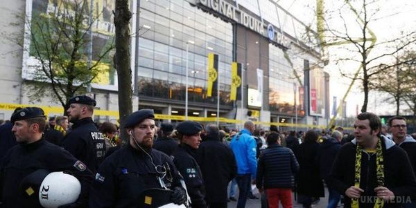 Німецька поліція про вибухи перед матчем Ліги чемпіонів у Дортмунді. Поліція Дортмунда виступила з офіційною заявою з приводу вибухів перед матчем Ліги чемпіонів "Боруссія" - "Монако".