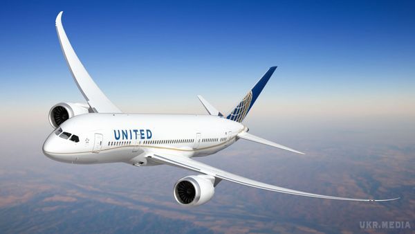 United Airlines втратила $750 мільйонів через знятого з рейсу пасажира. Через брак місць пасажира витягли з літака.