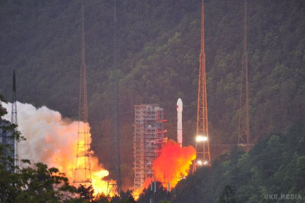 Китай запустить перший супутник для високошвидкісного інтернету. Згідно з планом, супутник буде перебувати на геостаціонарній орбіті протягом наступних 15-ти років і зможе забезпечувати користувачів доступом в світову кібермережу у всіх куточках світу. 