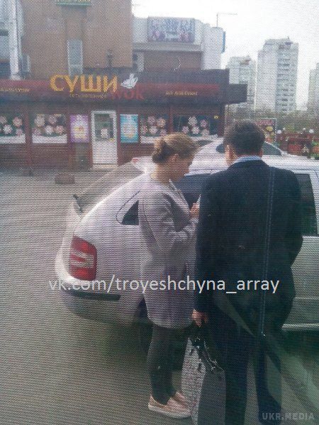 Машина Надії Савченко збила в Києві пенсіонерку. Користувачі соцмереж виклали в Мережу кадри з місця ДТП.