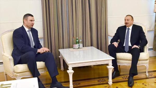 Кличко несподівано в Баку провів зустріч з президентом Азербайджану Алієвим. ЗМІ дізналися про рідкісний подарунок, який подарував мер Києва.