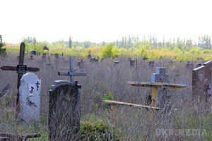 У Донецьку заборонили відвідувати цвинтарі. Обстріли і снаряди не дають можливості донеччанам побувати на могилах близьких.