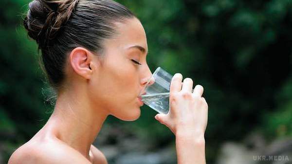 В яких випадках шкідливо пити багато води. Занадто велика кількість води може нести в собі серйозний ризик для здоров'я.