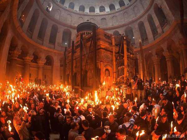 Благодатний Вогонь 2017: коли зійде і коли прибуде в Україну. Благодатний вогонь сходить раз в рік у Велику суботу (15 квітня 2017 року) в Єрусалимі на православну Пасху.