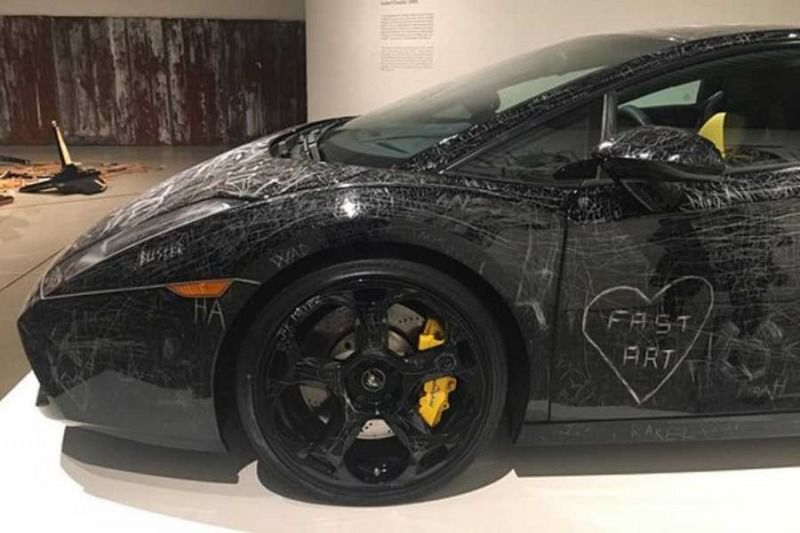 У Данії відвідувачів музею закликали роздряпати Lamborghini за $170 тис. У датському музеї на розкішному автомобілі люди залишили свій "слід".