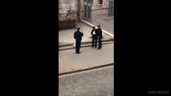 Поліція прокоментувала інцидент з безпритульним у Харкові (відео). В управлінні патрульної поліції розповіли свою версію події.