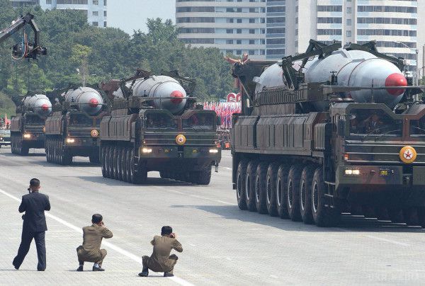 У Пхеньяні пройде наймасштабніший парад в історії. Армія Північної Кореї сьогодні вранці була построєна у Пхеньяні для проведення урочистого параду. 