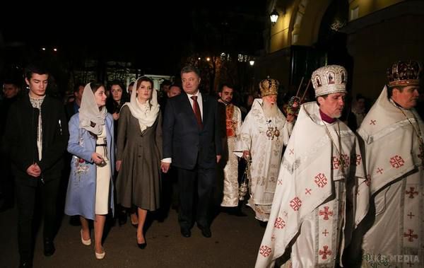 У Великодню ніч Порошенко разом з дружиною молилися за Україну. Петро і Марина Порошенко також взяли участь у Святій Месі Пасхальної вігілії в Римо-католицькому костьолі Святого Олександра.