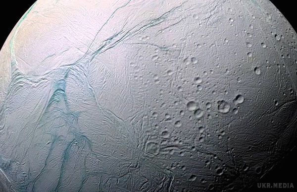 Енцелад. Усередині супутника Сатурна можливе життя. Вчені вважають крижаний Енцелад найвірогіднішим кандидатом на зародження життя, крім Землі.