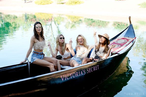 Алессандра Амбросіо прилетіла з "ангелами" Victoria's Secret на фестиваль Coachella. Фестиваль Coachella в самому розпалі. 