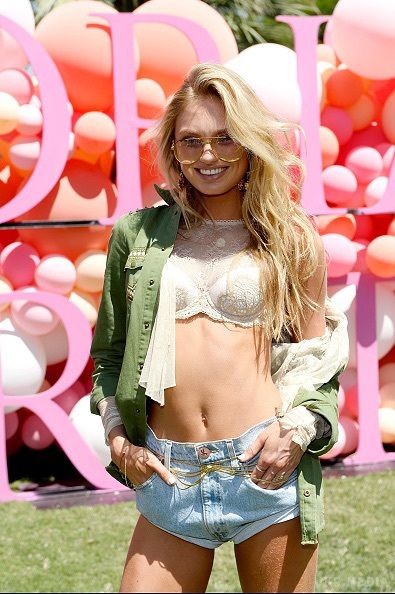 Алессандра Амбросіо прилетіла з "ангелами" Victoria's Secret на фестиваль Coachella. Фестиваль Coachella в самому розпалі. 