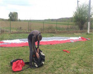 Угорського парашутиста випадково занесло в Україну. Угорського парашутиста поривом вітру занесло на територію України