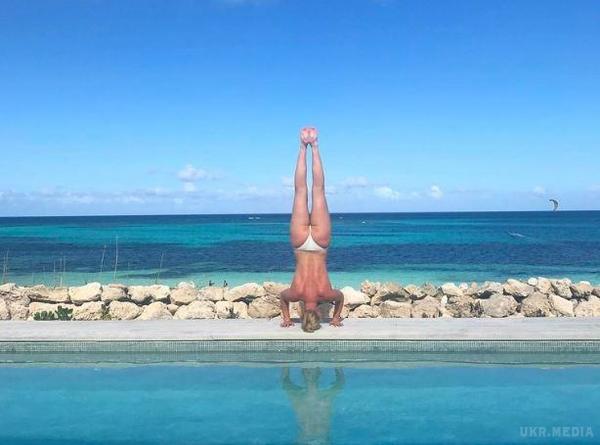 Американська чемпіонка показала себе топлес, стоячи на голові (фото). Ліндсі Вонн ( Lindsey Vonn) весело проводить час на Багамських островах. Свої фото в соцмережі вона опублікувала.