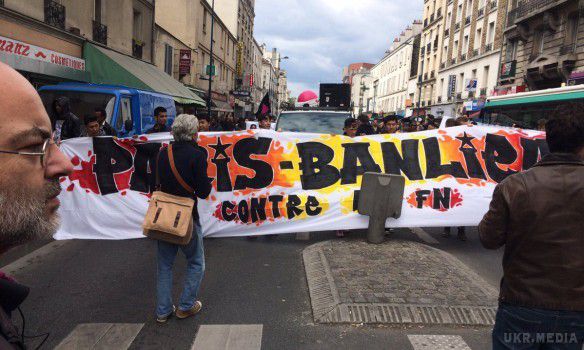Невдоволення Ле Пен зростає: парижани зіткнулися з копами. В акції протесту брали участь близько 400 осіб