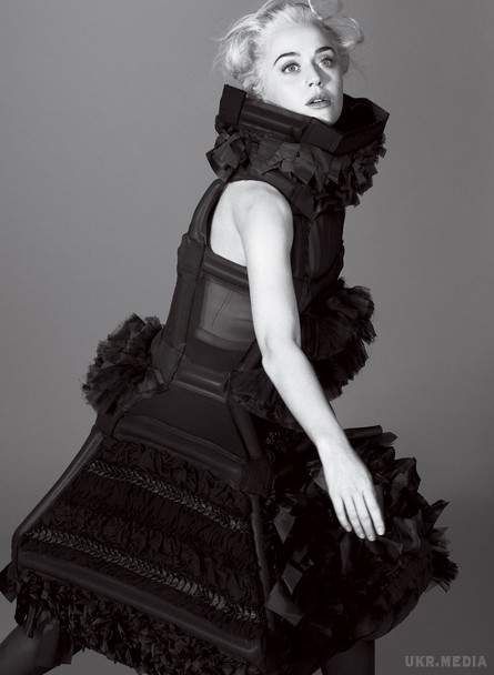 Кеті Перрі знялася для Vogue в дивних вбраннях. Популярна американська співачка Кеті Перрі прикрасила обкладинку травневого номера журналу Vogue.