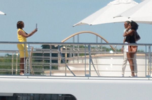 Обама відпочиває на власній яхті з зірками. Екс-президент Сполучених Штатів відпочиває на яхті разом зі своєю дружиною Мішель