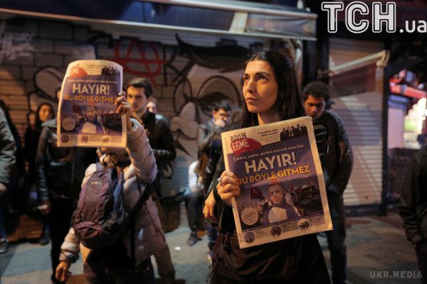 Туреччину охоплюють протести проти Ердогана. У Туреччині противники реформи, яку ініціював президент Реджеп Ердоган, виходять у цей час на вулиці своїх міст. 