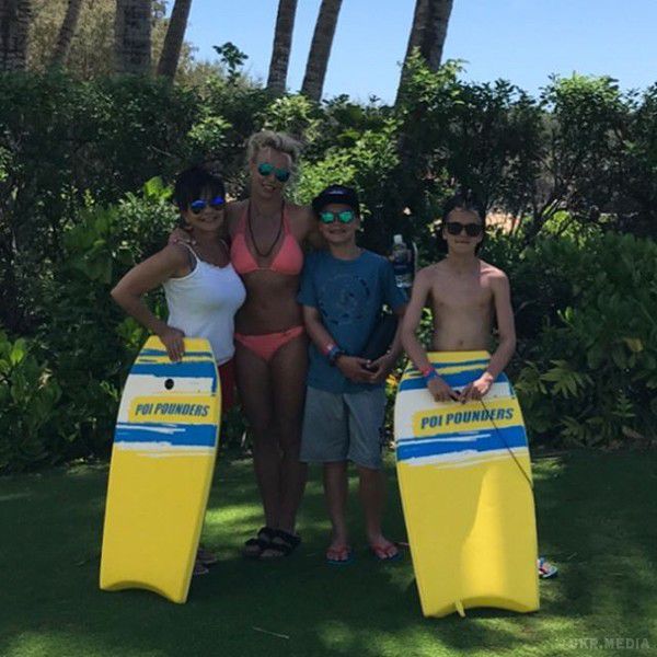 Брітні Спірс веселиться на Гаваях в яскравому бікіні. 35-річна зірка проводить канікули з дітьми, мамою і нареченим