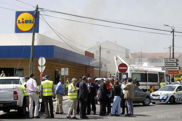 У Португалії літак звалився поряд з супермактером, є жертви. Загинули п'ять чоловік: пілот і троє пасажирів, а також одна людина на землі.