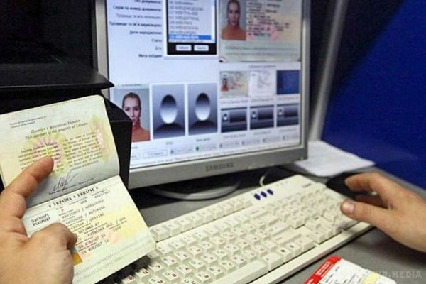 У столиці відновили видачу закордонних паспортів. У Києві розпочали роботу три сервіси оформлення і видачі закордонних паспортів.