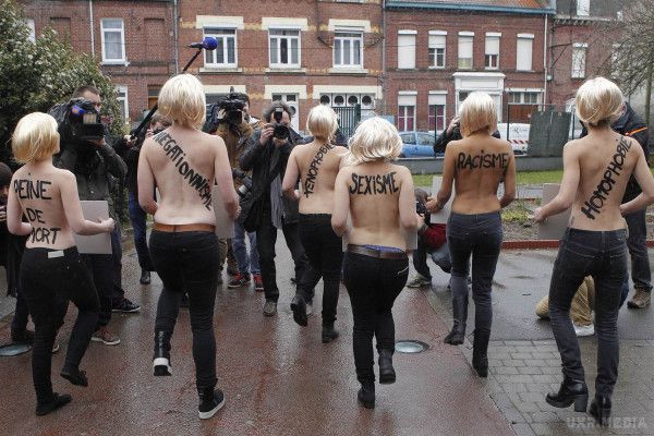 У Парижі роздягнені феміністки прорвалися на сцену до Марін Ле Пен. У Парижі дві роздягнені активістки феміністської організації Femen прорвалися на сцену концертного залу в Парижі. 