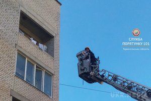 У Тернополі діти більше ніж добу чекали маму в зачиненій квартирі, поки та святкувала Великдень. Хлопчика і дівчинку визволяли рятувальники за допомогою пожежної драбини.