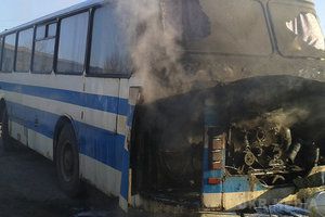 У Рівненській області горів пасажирський автобус. Водій повернувся з рейсу, висадив пасажирів і, повертаючись в гараж, помітив полум'я.