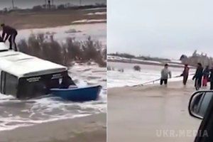  В Казахстані через прорив дамби на трасі змило автобус з людьми. Машина, в якій знаходилися діти, майже повністю занурена під воду.