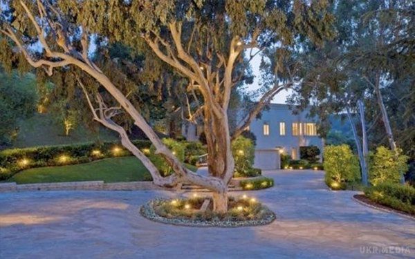 Опубліковано фото з нового маєтку Кеті Перрі за 19 мільйонів доларів. Відома американська співачка Кеті Перрі нещодавно придбала новий особняк в Беверлі-Хіллз за неймовірну суму – 19 млн доларів.