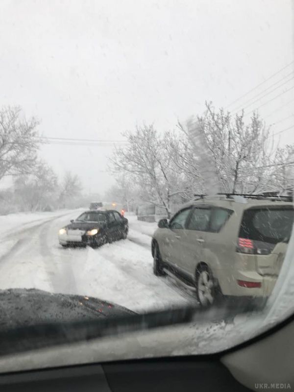  На Харківщині і в Дніпрі через сніг обмежили рух транспорту. У зв'язку з погіршенням погодних умов на території міста вводиться тимчасове обмеження на рух вантажних транспортних засобів