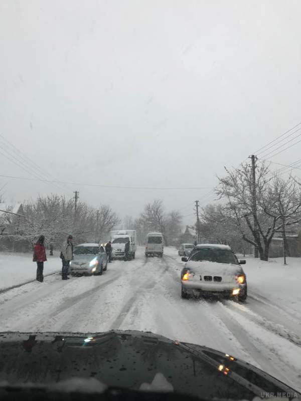 Снігопад паралізував Дніпро: траси та аеропорт замело (ФОТО). У зв'язку з важкими погодніми умовами в'їзд і виїзд в Дніпро заблокований, також снігом замело територію аеропорту.