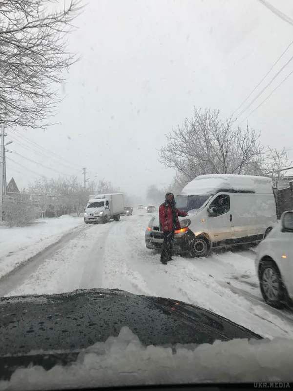 Снігопад паралізував Дніпро: траси та аеропорт замело (ФОТО). У зв'язку з важкими погодніми умовами в'їзд і виїзд в Дніпро заблокований, також снігом замело територію аеропорту.