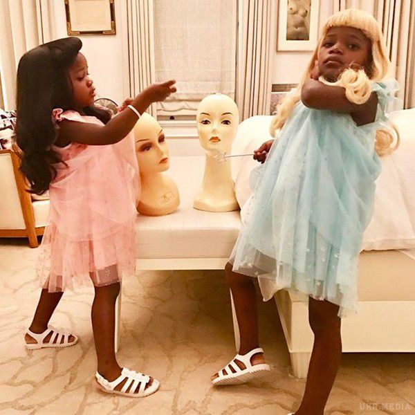 Мадонна порадувала новим знімком удочерених близнят зі Східної Африки. Американська співачка Мадонни опублікував на особистій сторінці в соцмережі чергову фотографію сестер-близнючок Естер і Стелли з Малаві.