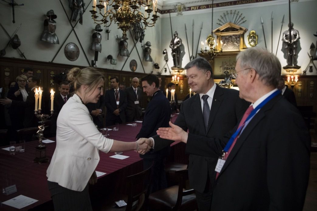 У Великобританії Порошенко зустрівся з представниками ділових кіл. Про це повідомляє прес-служба Адміністрації президента.
