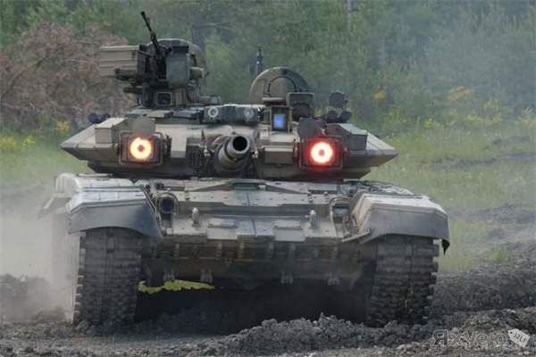  Росія кинула на Донбас найпотужніший танк, що має на озброєнні. Росія використовувала в боях на Донбасі бойовий танк T-90 і його модифікації - найпотужнішу бронетанкову техніку на озброєнні сухопутних військ РФ