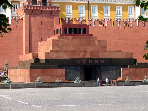 У Кремлі запропонували поховати останки Володимира Леніна. Готують місце для нового вождя.