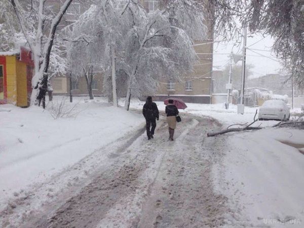 В Дніпрі - наймасштабніша негода за 115 років. З 18 на 19 квітня у Дніпро прийшла зима - близько 30 см снігу за дві доби, такої погоди в середині квітня не було 115 років.