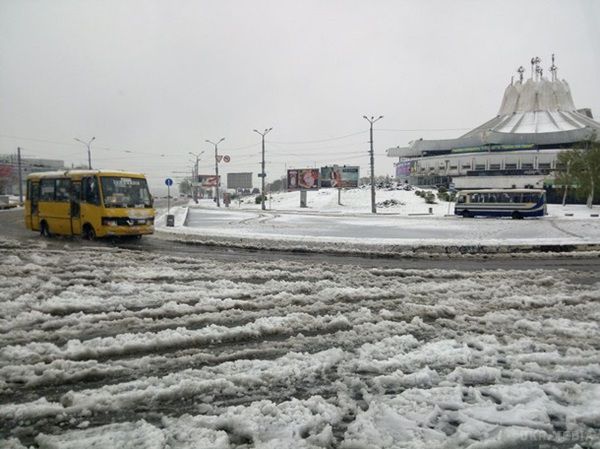 В Дніпрі - наймасштабніша негода за 115 років. З 18 на 19 квітня у Дніпро прийшла зима - близько 30 см снігу за дві доби, такої погоди в середині квітня не було 115 років.
