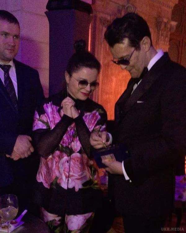 Наташа Корольова засмутила шанувальників позбавленим  смаком костюма. 43-річна Корольова з'явилася на презентації нового аромату від французького парфумера в яскравому костюмі. 