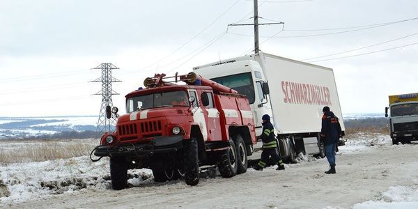 Рятувальники визволили зі снігового полону сотні машин. Рятувальники звільнили майже 100 машин зі снігового полону в Одеській області.